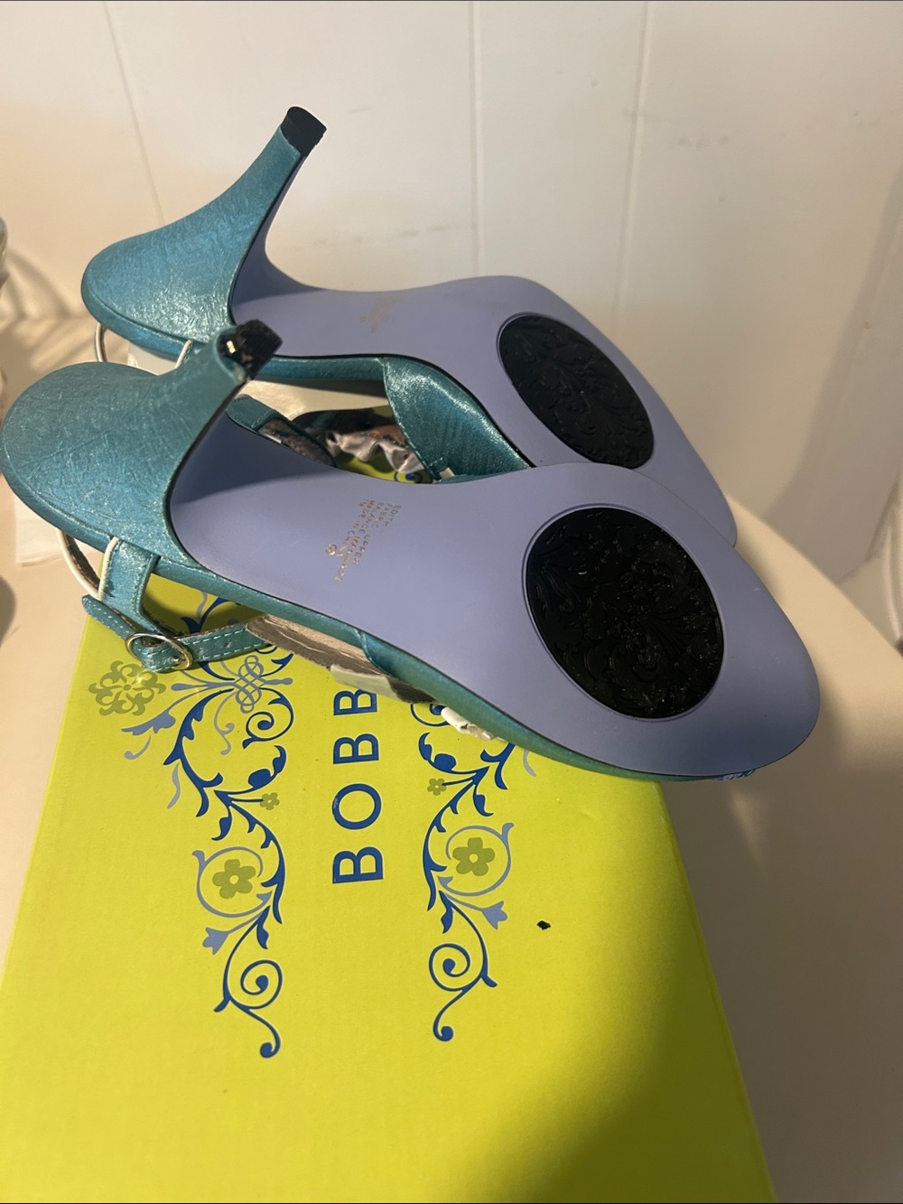 “REASONABLE OFFERS ONLY” Turquoise Satin T-Strap Peep-Toe Sandals Lavender Trim💜 - Picture 3 of 6